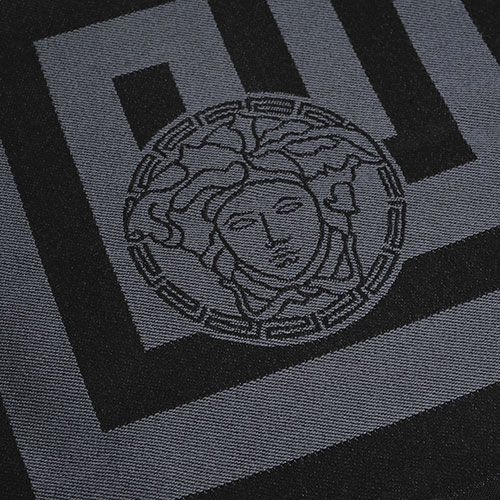 VERSACE 義大利製凡賽斯品牌字母大圖騰LOGO高質感羊毛圍巾(黑灰色系)