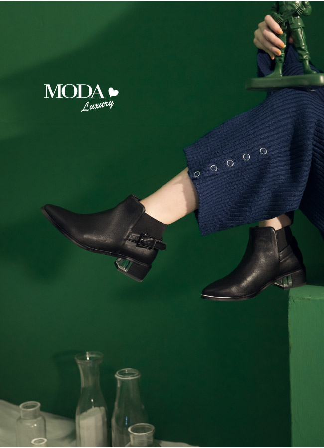 短靴 MODA Luxury 獨特異材質拼接側方釦帶造形尖頭粗跟短靴－黑