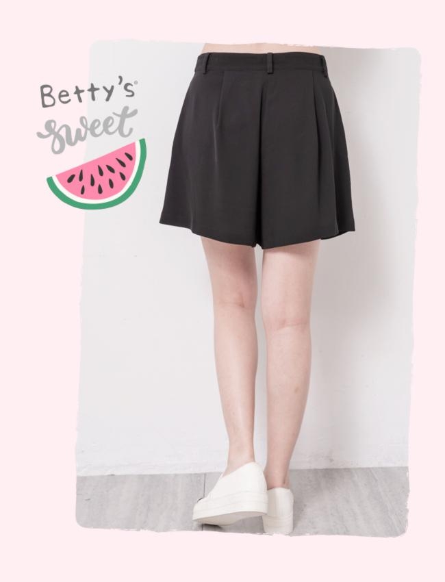 betty’s貝蒂思　素色壓摺輕薄短褲(黑色)