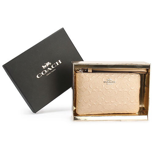 COACH 限定款經典滿版C LOGO浮雕壓紋亮漆皮革拉鍊手拿包禮盒-米白