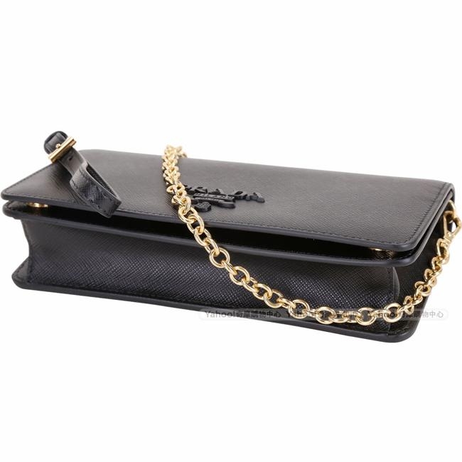 PRADA Saffiano 迷你款 黑字金屬浮刻防刮牛皮手拿鍊帶包(黑色)