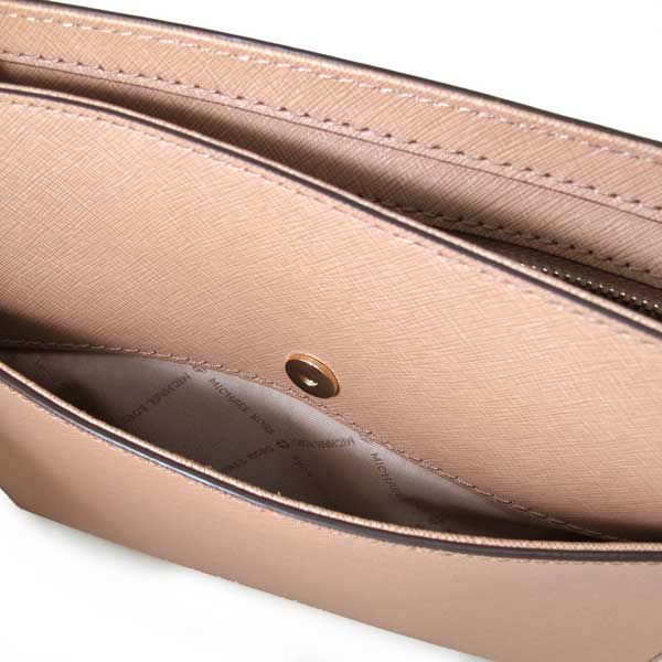 MICHAEL KORS Jet Set Travel金字Logo防刮皮革拉鍊斜背包-奶茶