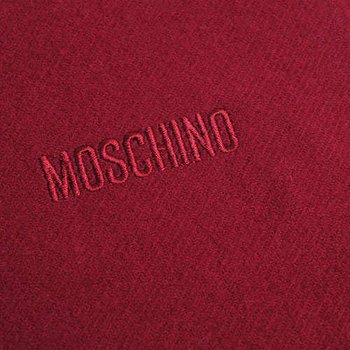 MOSCHINO 義大利製美麗諾羊毛字母LOGO刺繡寬版披肩/圍巾(酒紅)