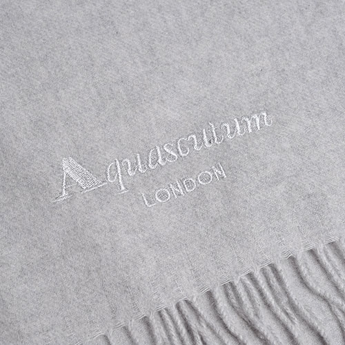 Aquascutum 義大利製100%喀什米爾經典品牌LOGO刺繡圍巾(淺灰)