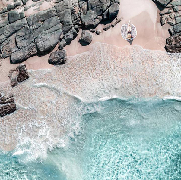 HOLSTER果凍水鑽人字帶厚底夾腳鞋-黑色