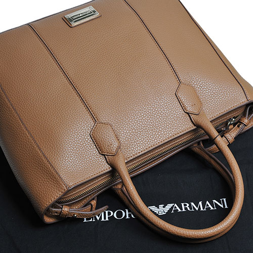 EMPORIO ARMANI 經典品牌圖騰LOGO荔枝壓紋肩背/斜背包(棕色)