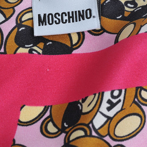 MOSCHINO 義大利繽紛TOY小熊LOGO圖騰100%絲質絲巾(粉紅系)