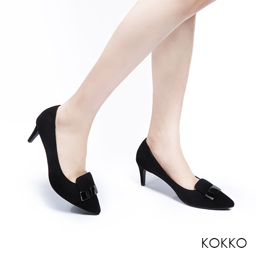 KOKKO - 經典金屬方扣尖頭真皮高跟鞋-百搭黑