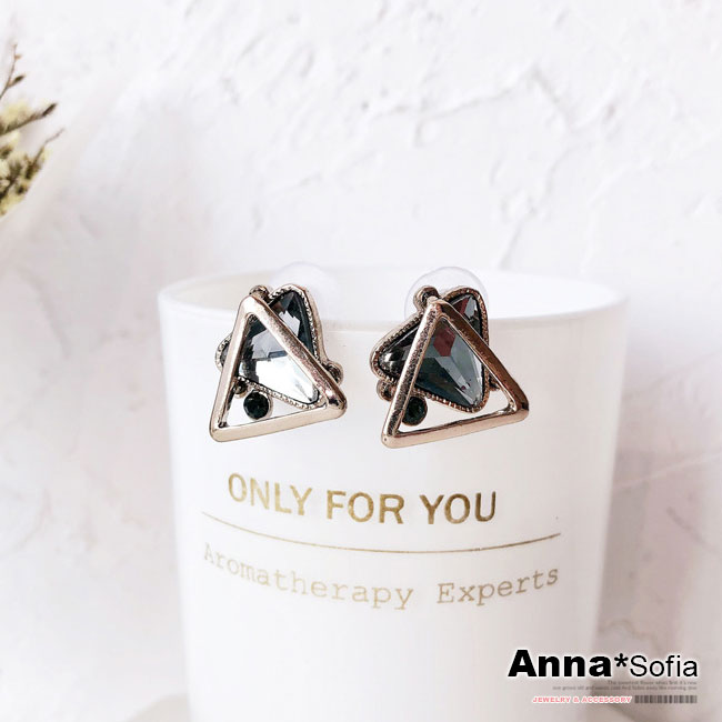 【3件5折】AnnaSofia 三角曜目灰晶 耳針耳環(銀系)