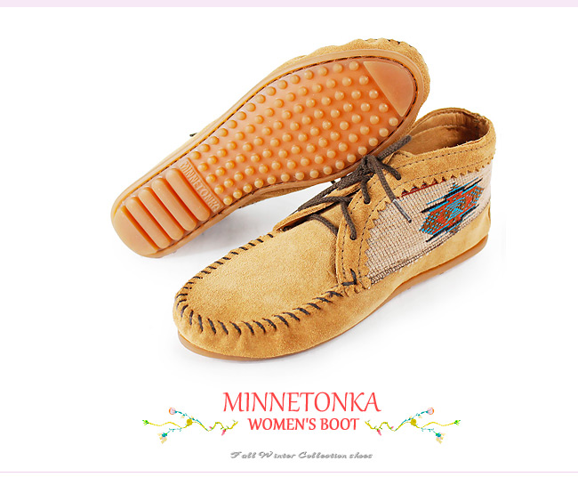 MINNETONKA 沙棕色麂皮刺繡莫卡辛 女短靴 (展示品)