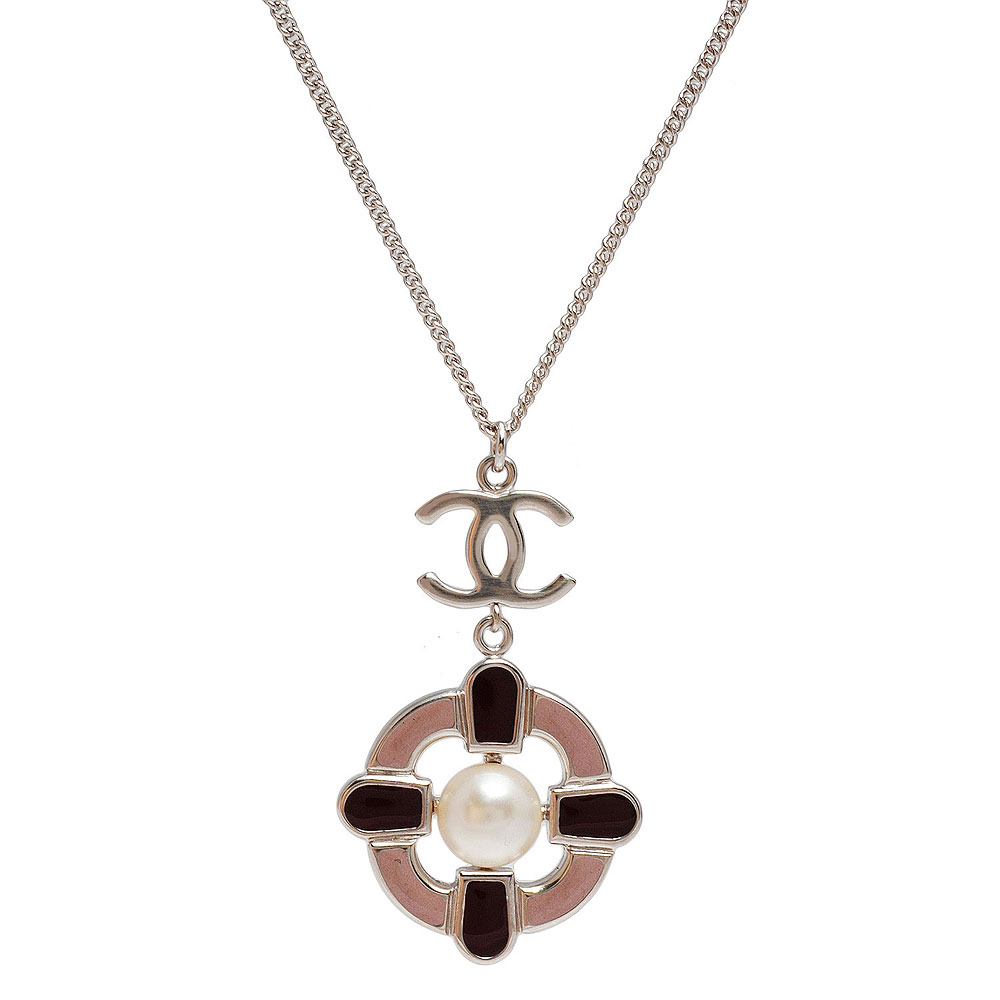 CHANEL 香奈兒經典雙C LOGO巴洛克風十字造型鑲嵌珍珠墜飾項鍊(紅X銀)