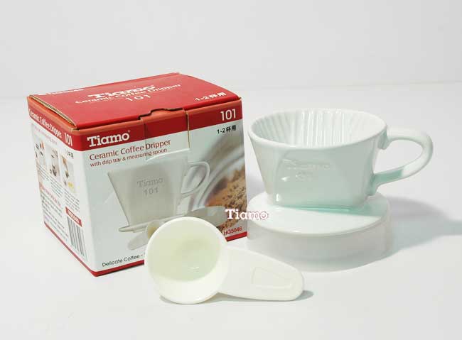 Tiamo 101陶瓷咖啡濾杯組附滴水盤量匙(白色)(HG5046)