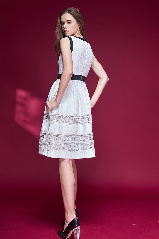 Chaber巧帛 氣質精緻3D蕾絲雕花羊毛拼接造型洋裝-白