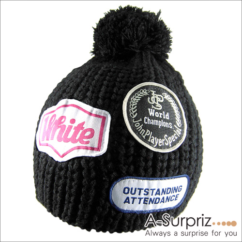 A-Surpriz 韓風率性徽章毛球針織帽(酷性黑)