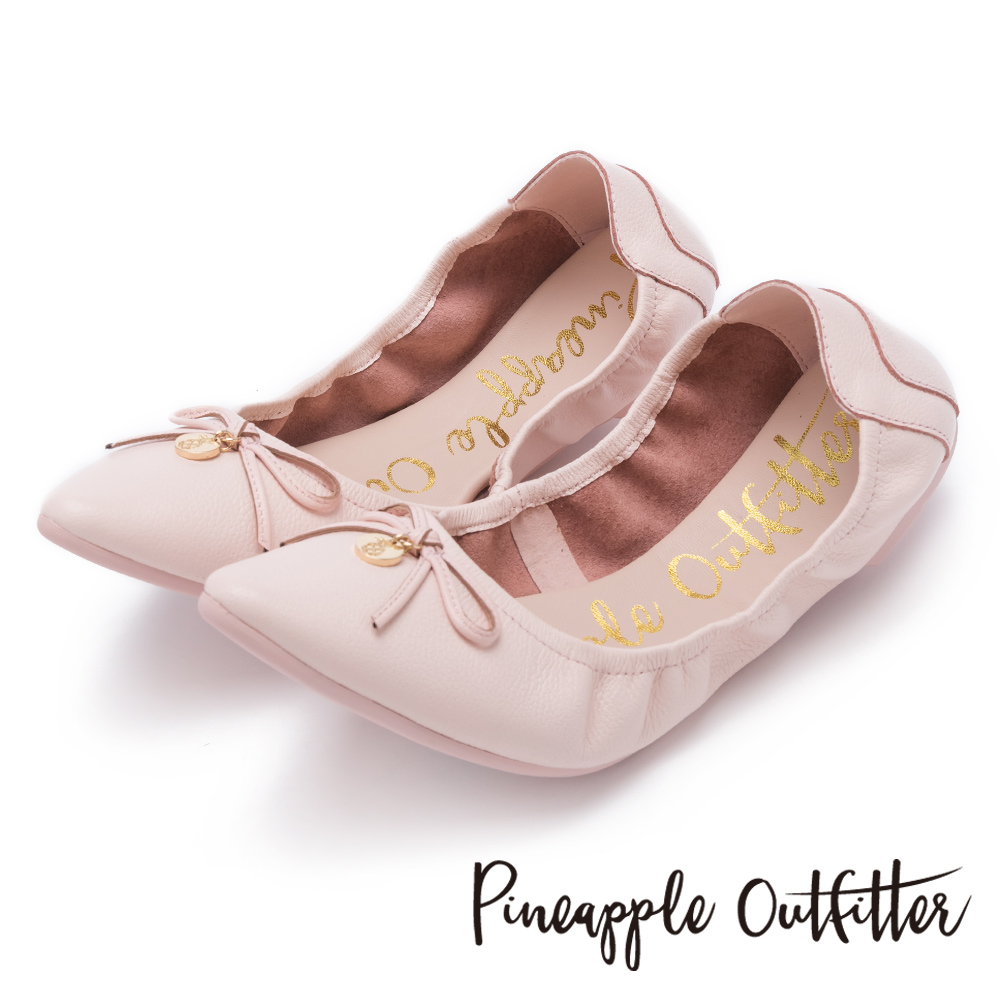 Pineapple Outfitter 個性時尚  蝴蝶結金屬圓牌尖頭娃娃鞋-粉色