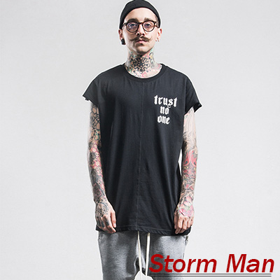 寬版拼接無肩線街頭字母印花無袖上衣 (黑色)-Storm Man