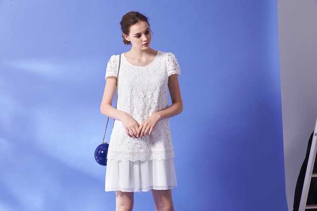 Chaber巧帛 優雅浪漫鏤空3D蕾絲雕花拼接層次圓領雪紡短袖造型洋裝-白