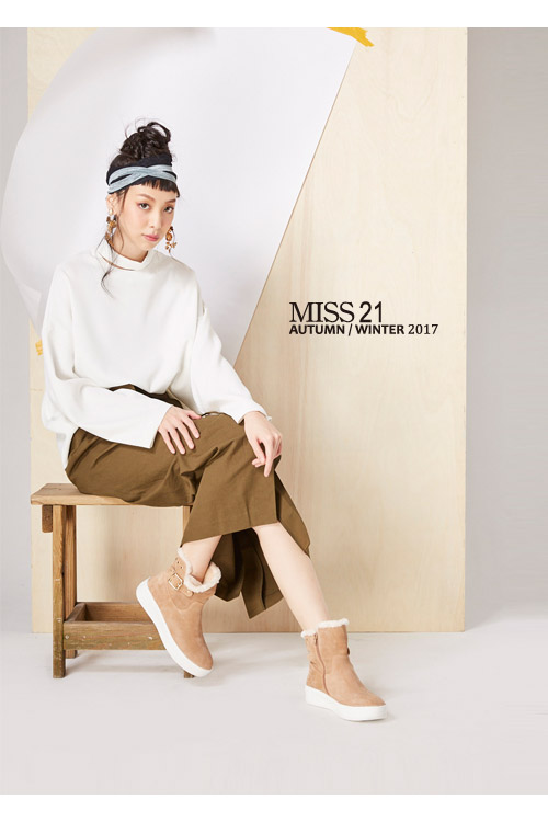 短靴 MISS 21 秋冬時尚造型金釦帶鉚釘毛絨絨厚底短靴－杏