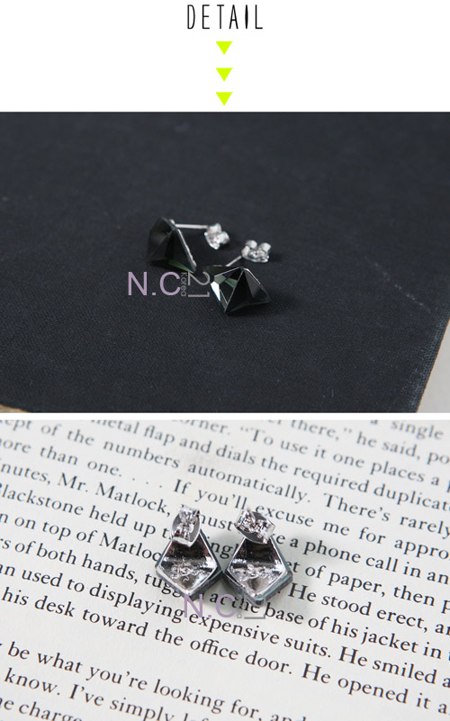 【N.C21】晶透三角立體造型耳環 (杏粉色)