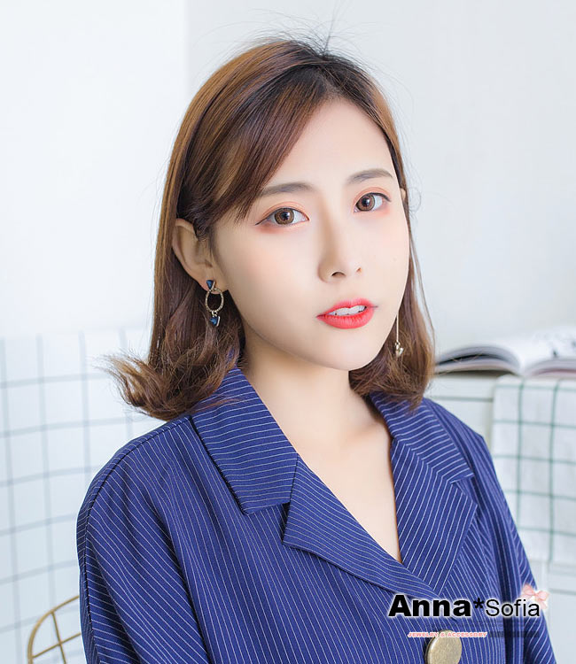 AnnaSofia 復古波紋圈三角晶 不對稱耳針耳環(淡金藍晶系)