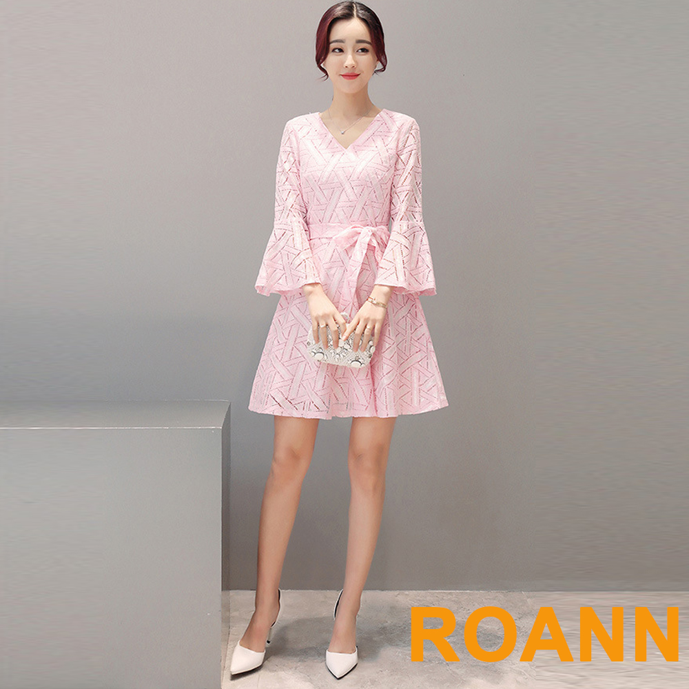 素面蝴蝶結綁帶喇叭袖洋裝 (粉色)-ROANN