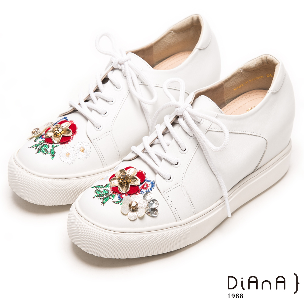 DIANA 時下流行--吸睛貴族風情電繡花朵內增高休閒鞋-經典白