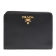 PRADA SAFFIANO METAL系列金色浮雕LOGO防刮牛皮零錢袋釦式短夾(黑) product thumbnail 1