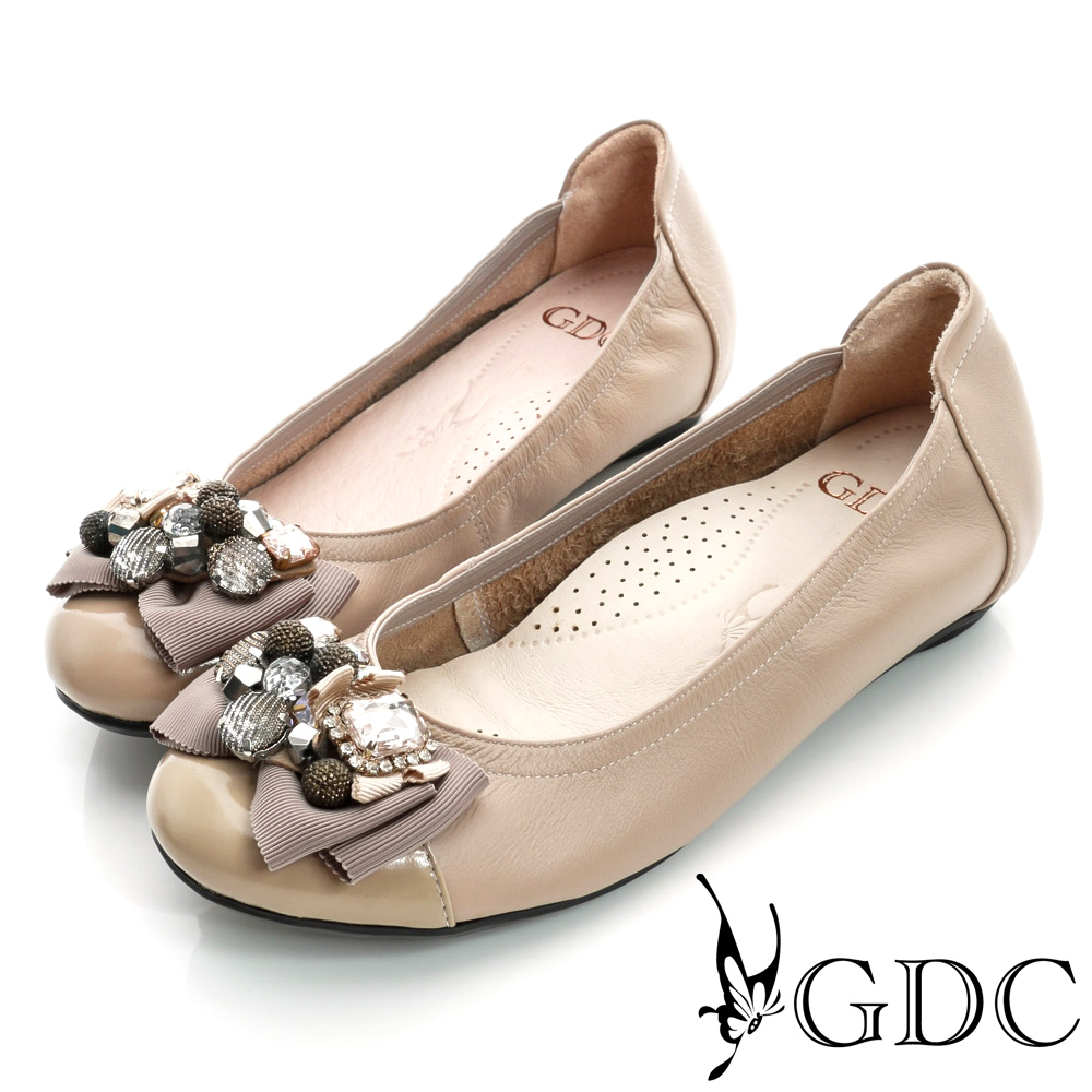 GDC都會-蝴蝶水鑽混搭造型飾扣真皮低跟鞋-可可色