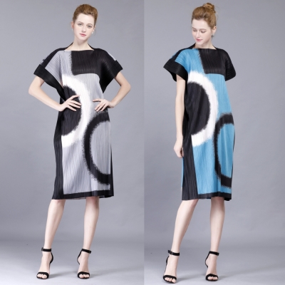 方形設計印染撞色壓摺寬鬆連衣裙-共二色-糖潮