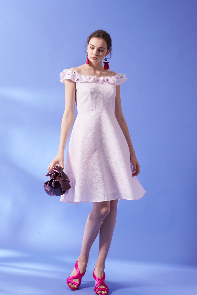 ICHE 衣哲 精緻3D立體鑲飾荷葉平口領剪裁造型禮服洋裝-粉