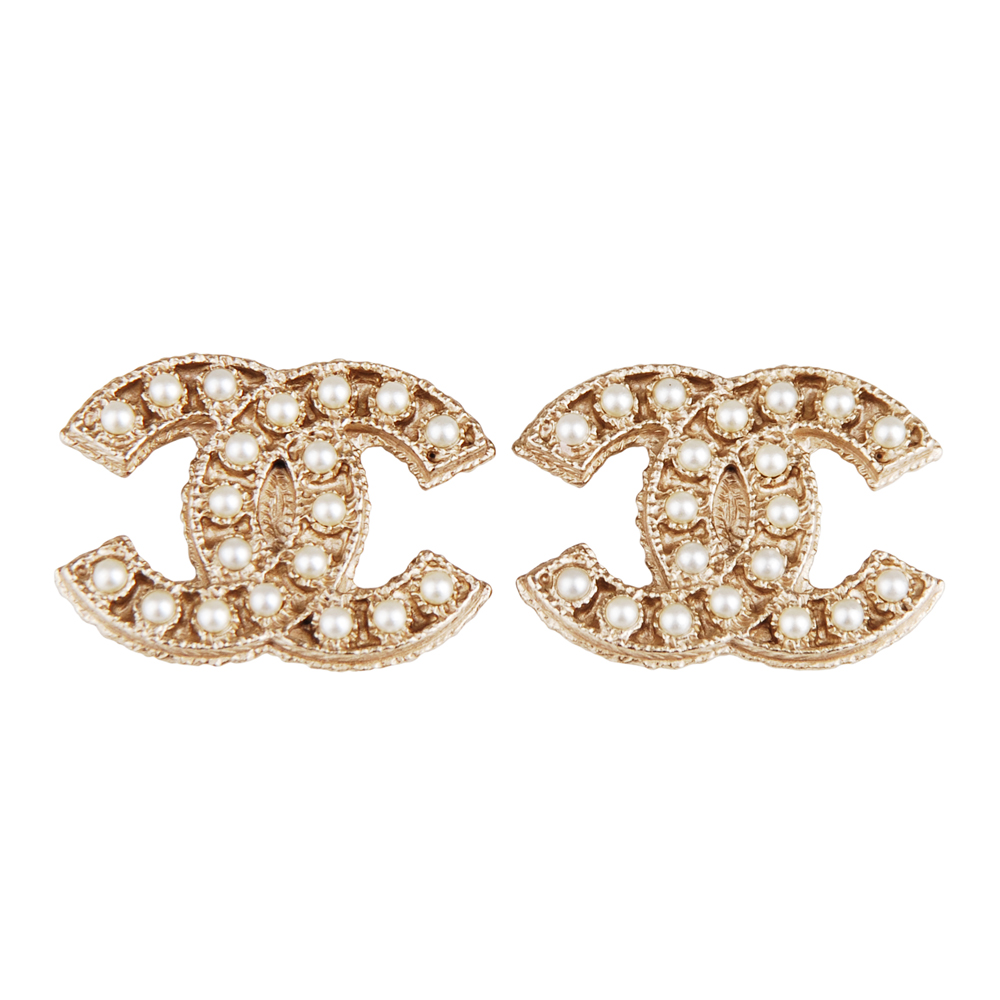 CHANEL 雙C LOGO珍珠排列雕刻造型邊穿式耳環(金)
