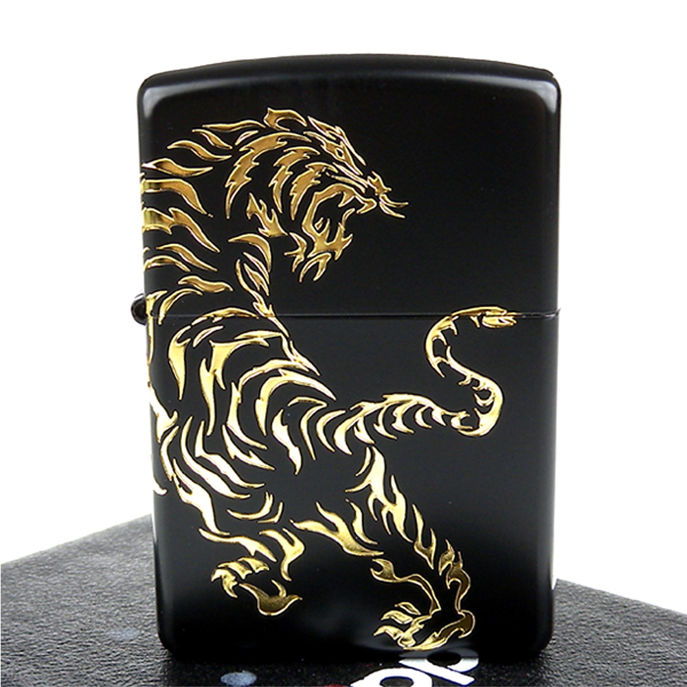 【ZIPPO】日系~Tiger-民族風虎圖騰-兩面連續加工打火機(黑金款)