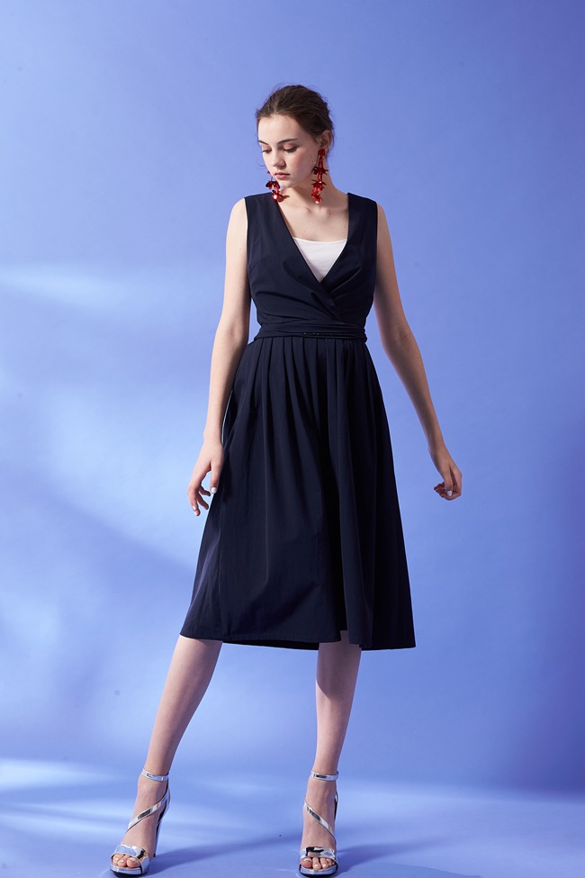 ICHE 衣哲 時尚V領打摺寬襬拼接後鏤空無袖造型禮服洋裝-藍