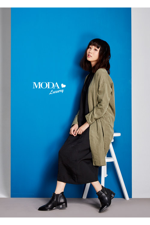 短靴 MODA Luxury 率性鉚釘繞帶尖頭粗跟短靴－黑