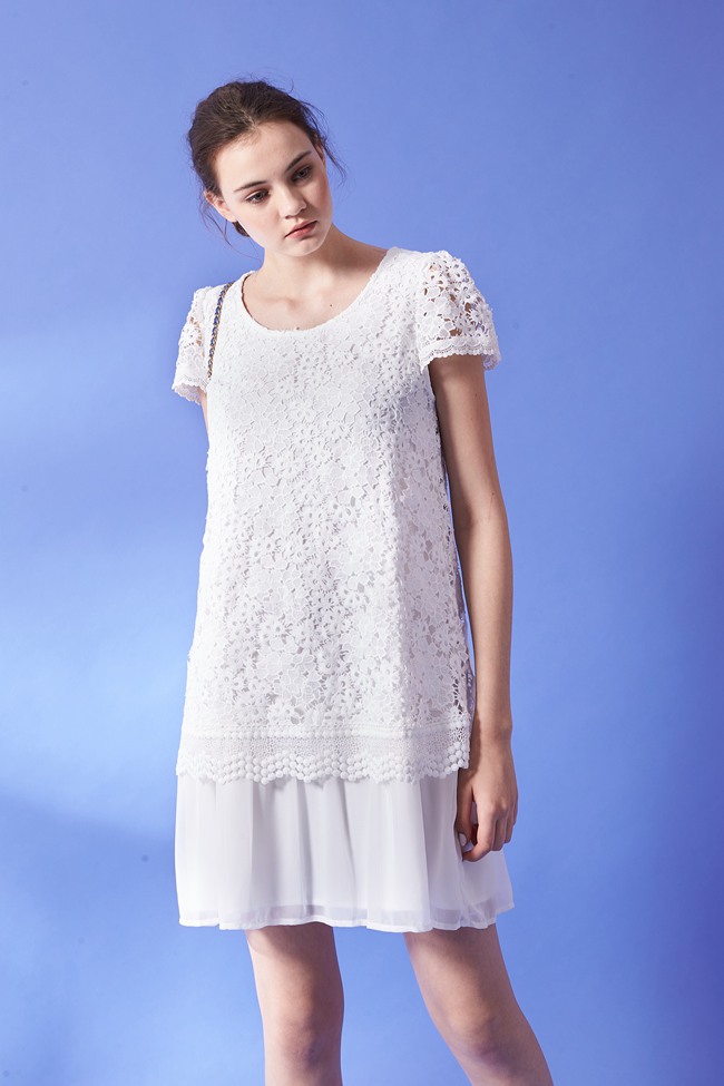 Chaber巧帛 優雅浪漫鏤空3D蕾絲雕花拼接層次圓領雪紡短袖造型洋裝-白