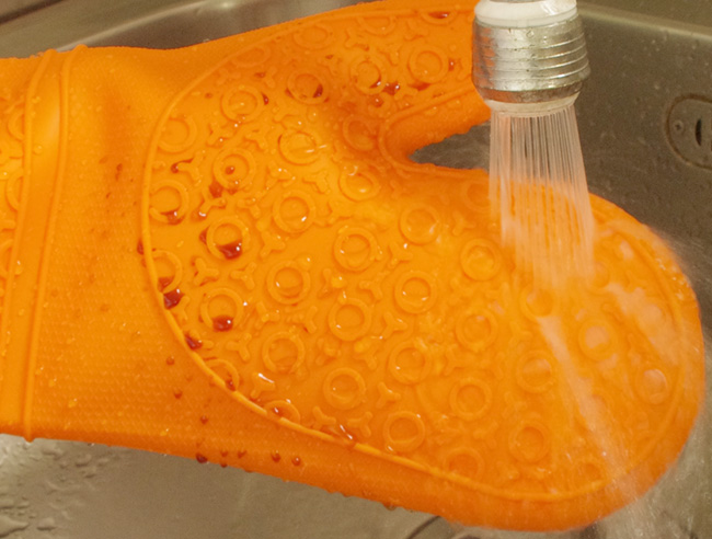 加長型雙層耐高溫防水矽膠手套一對 藍/橘 隨機出貨