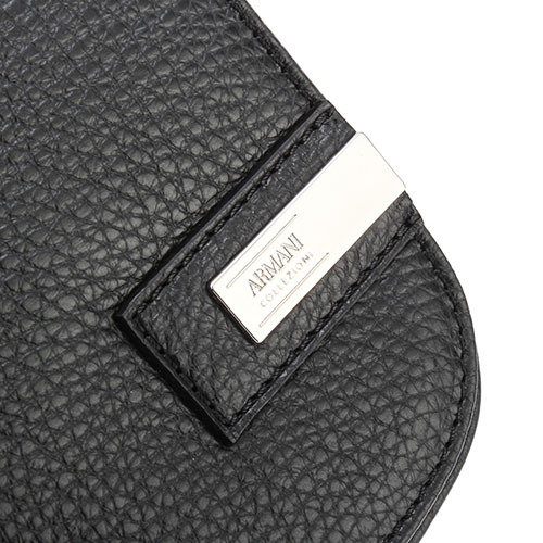 ARMANI COLLEZIONI 荔枝紋皮革鐵牌LOGO掀蓋式斜背包-黑色