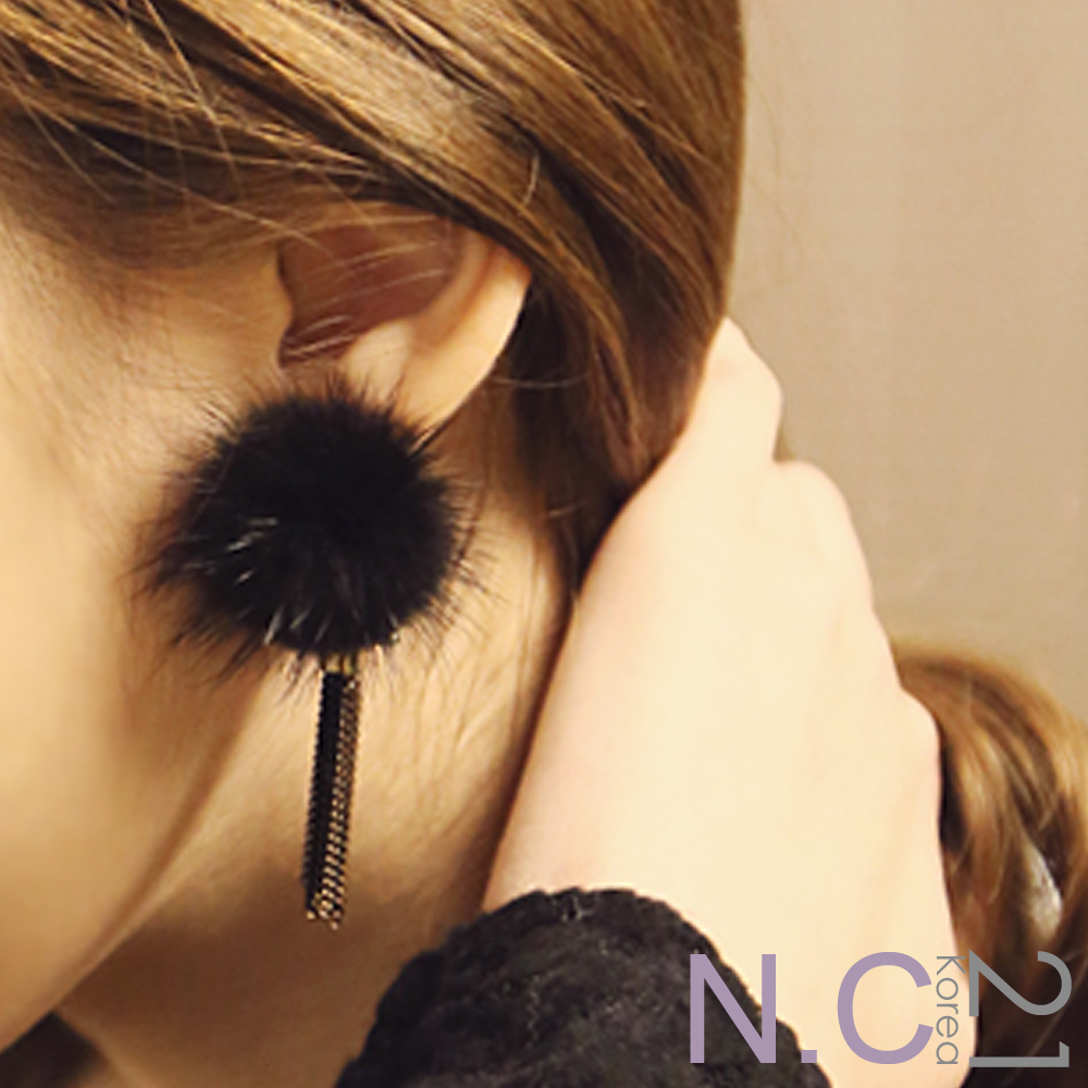 N.C21-毛球水鑽鍊條流蘇垂墜耳環 (黑色)