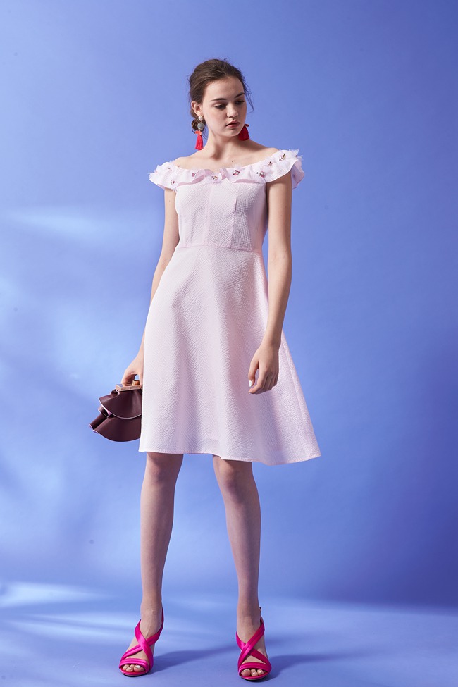 ICHE 衣哲 精緻3D立體鑲飾荷葉平口領剪裁造型禮服洋裝-粉