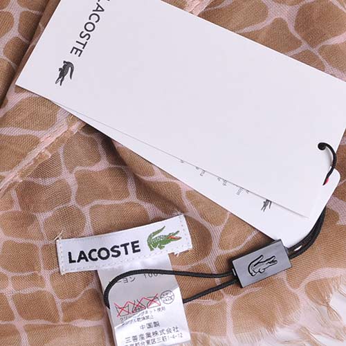 LACOSTE 高質感絲質觸感混品牌鱷魚圖騰字母LOGO鱷魚紋造型披肩/圍巾(卡其)