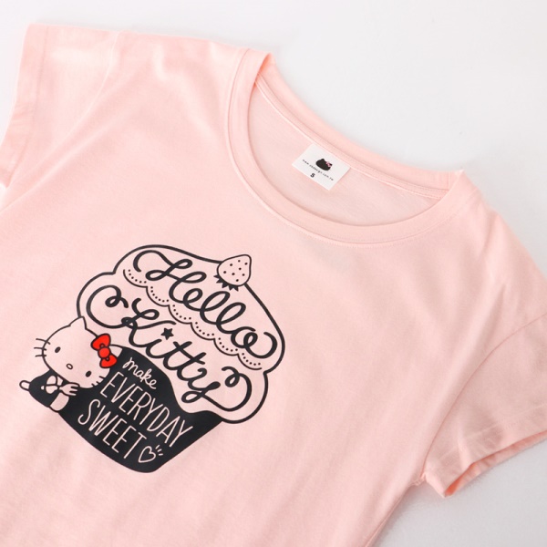 HELLO KITTY草莓杯子蛋糕燙印弧襬上衣．3色-OB大尺碼