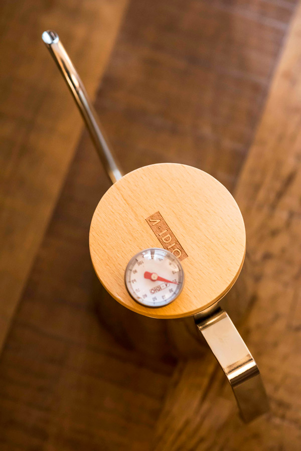 A-IDIO 人文時尚溫顯手沖壺350ML 鏡光色