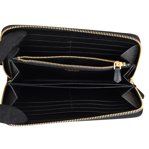 PRADA金三角LOGO鐵牌防刮牛皮拉鍊長夾(黑)