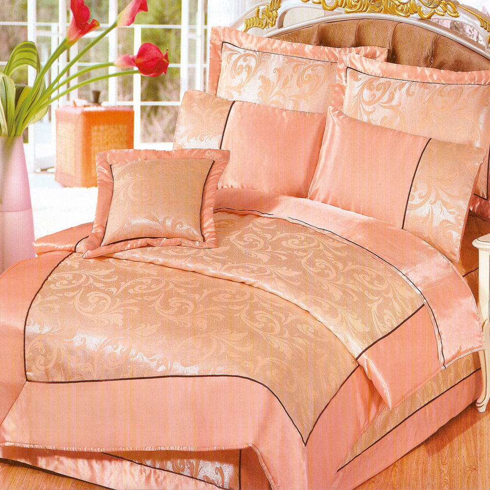 《GALATEA》沙定緹花-粉橘。雙人絲緞四件式床包鋪棉兩用被組