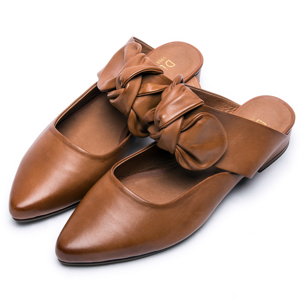 DIANA 時尚潮流—質感雙色牛皮蝴蝶結尖頭穆勒鞋 –棕