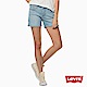 Levis 女款 牛仔短褲 中腰合身版型 中藍染水洗 彈性布料 product thumbnail 2