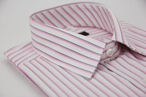 金‧安德森 白底粉色線條短袖襯衫