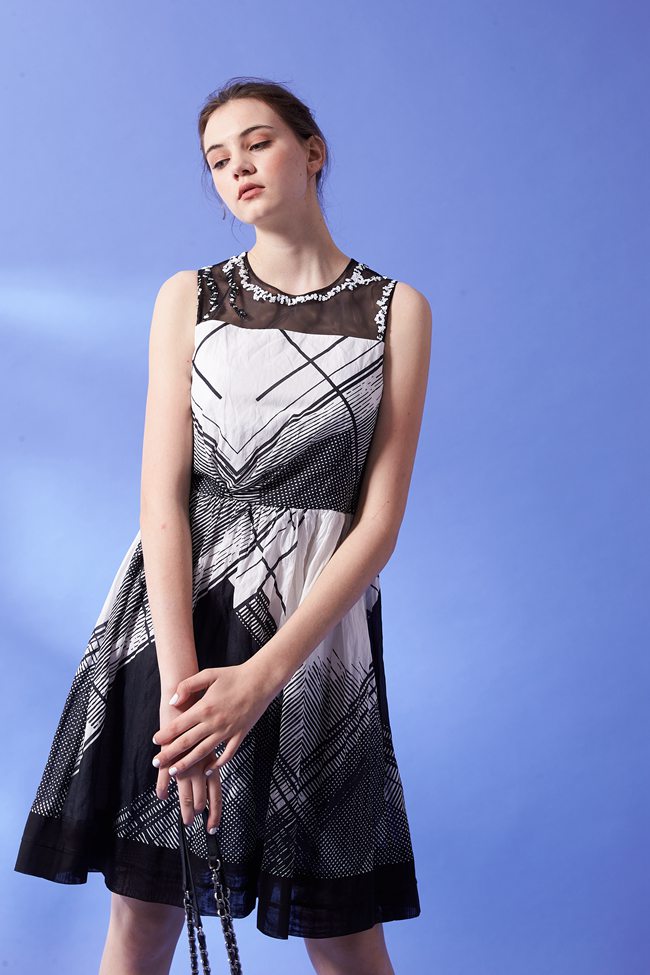 ICHE 衣哲 時尚優雅亮片鑲飾拼接透膚無袖造型連身禮服洋裝-黑