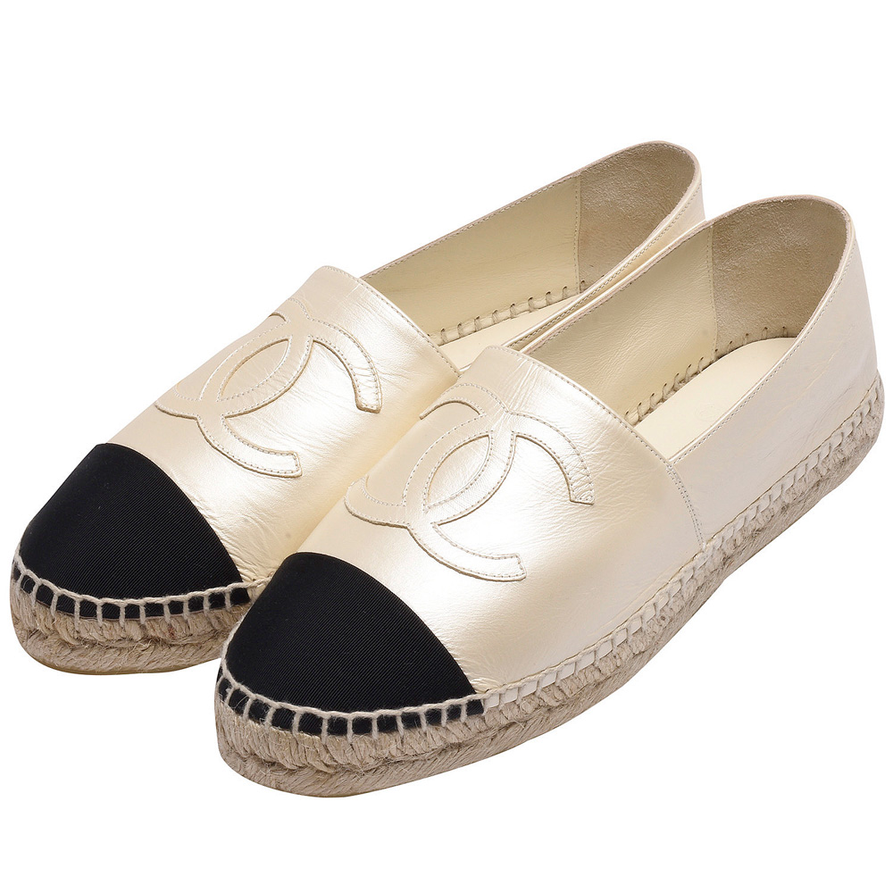 CHANEL 經典Espadrilles小香LOGO珠光牛皮厚底鉛筆鞋(象牙白X黑)