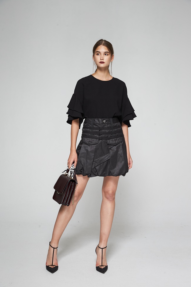 ICHE衣哲 時尚光澤感織帶拼接空氣感打摺造型裙-黑